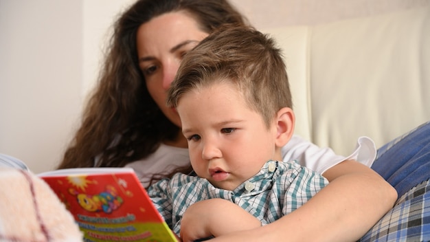 La giovane madre è impegnata nell'educazione del bambino.