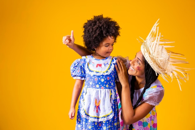 La giovane madre e la piccola figlia si sono vestite con l'abito di festa junina per la festa di giugno