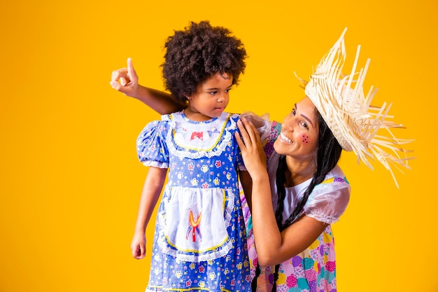 La giovane madre e la piccola figlia si sono vestite con l'abito di festa junina per la festa di giugno