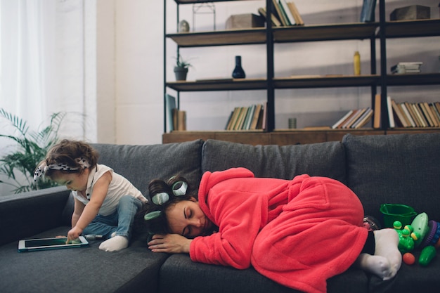 La giovane madre è stanca