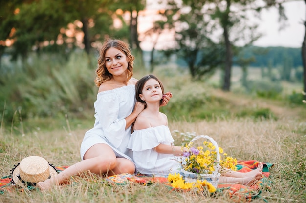 La giovane madre e sua figlia si divertono, festa della mamma