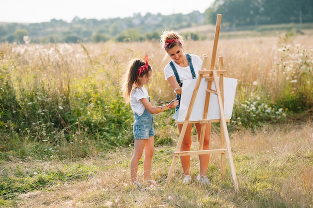 La giovane madre e sua figlia si divertono, festa della mamma