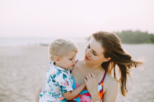 La giovane madre porta la figlia sulla spiaggia