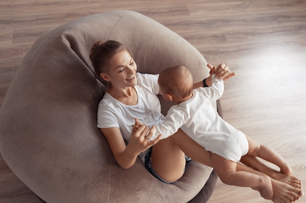 La giovane madre si diverte con il suo bambino a casa