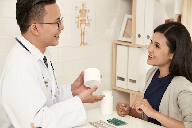 La giovane madre sta parlando con un medico