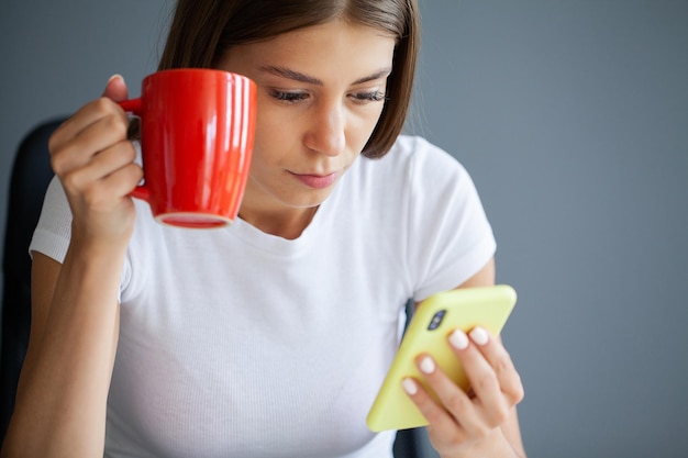 La giovane non distoglie lo sguardo dal telefono