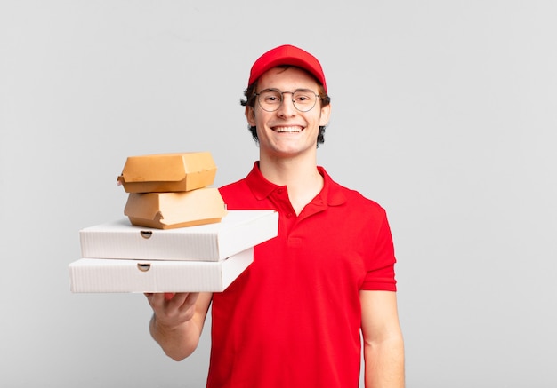 La giovane pizza dell'adolescente consegna l'espressione felice dell'uomo