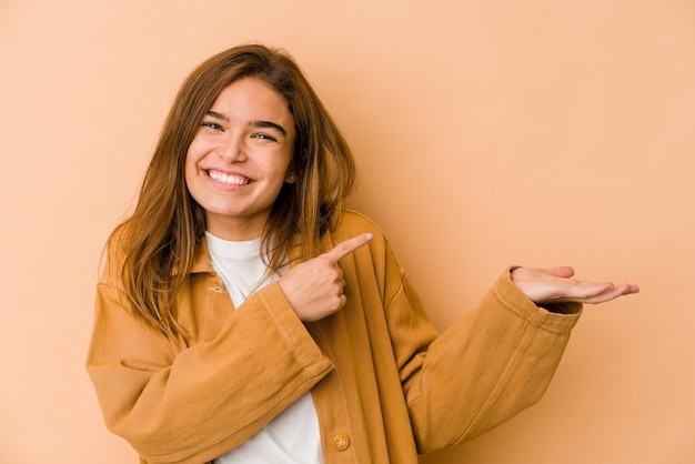 La giovane ragazza caucasica magrissima dell'adolescente ha eccitato tenendo uno spazio della copia sul palmo.