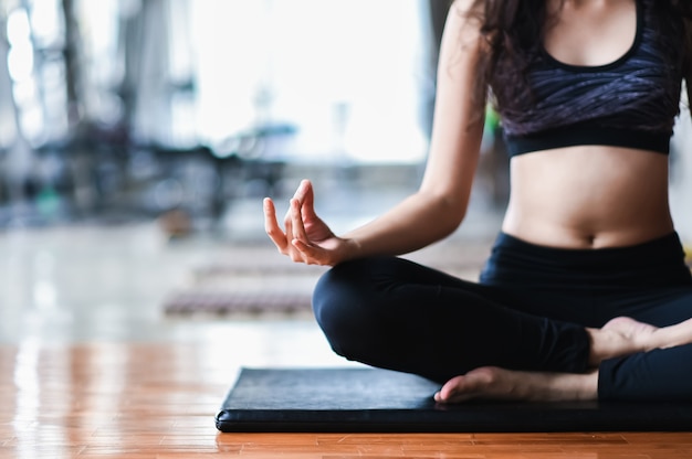 La giovane ragazza dell&#39;Asia fa l&#39;yoga all&#39;interno