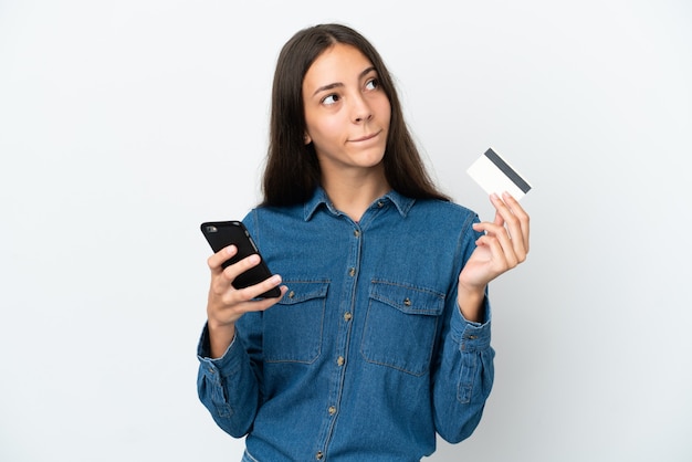 La giovane ragazza francese ha isolato l'acquisto con il cellulare con una carta di credito mentre pensa