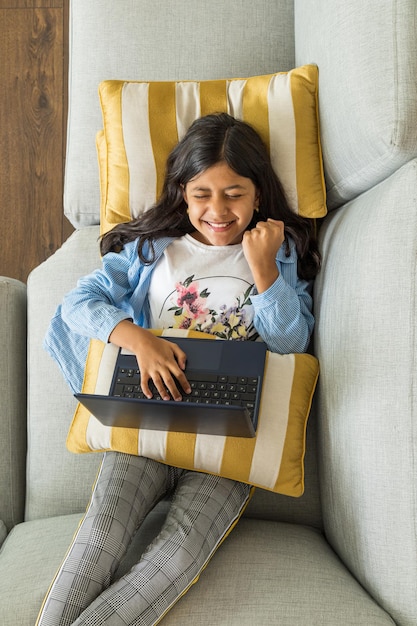 La giovane ragazza sta usando un laptop