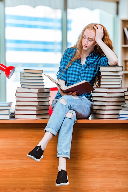 La giovane studentessa che si prepara per gli esami