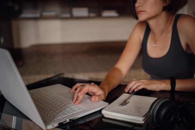 La giovane studentessa che utilizza il laptop comunica su Internet con gli insegnanti