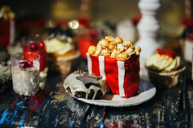 La glassa di torta e cioccolato ha decorato la parte superiore con il primo piano del popcorn