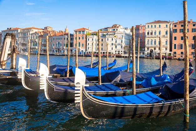 La gondola è una tradizionale barca a remi veneziana a fondo piatto, punto di riferimento molto famoso della città di Venezia