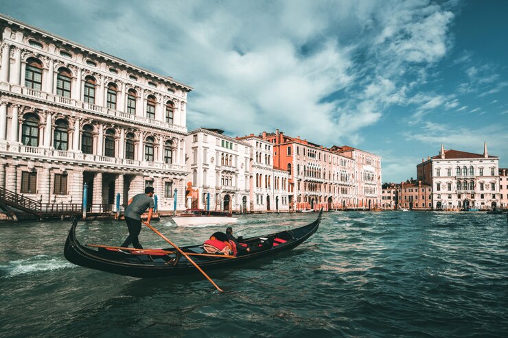Foto la gondoliera veneziana gioca a gondola a venezia, italia