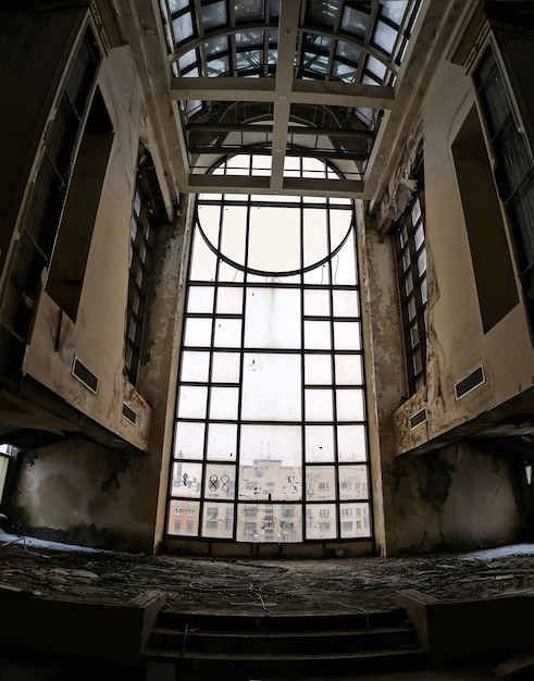 La grande finestra nella sala principale di un hotel abbandonato fatiscente ha abbandonato l'hotel Severnaya Korona