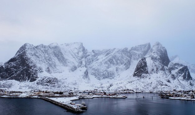 La grande montagna situata nel villaggio di Reine nelle Isole Lofoten