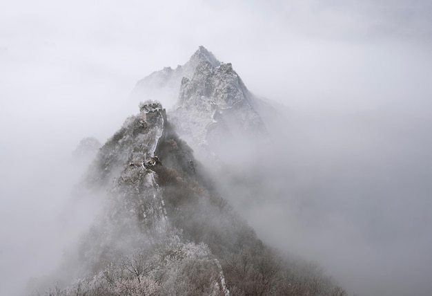 La Grande Muraglia di Cina durante il tempo nebbioso