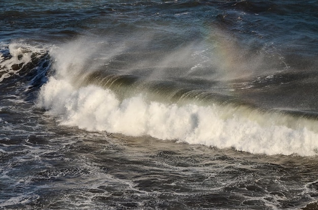 La grande onda blu si infrange nell'Oceano Atlantico