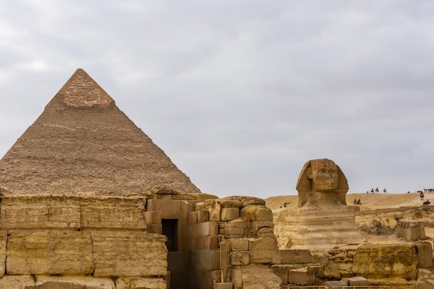 La grande piramide di Chefren e Sfinge nell'altopiano di Giza Il Cairo in Egitto