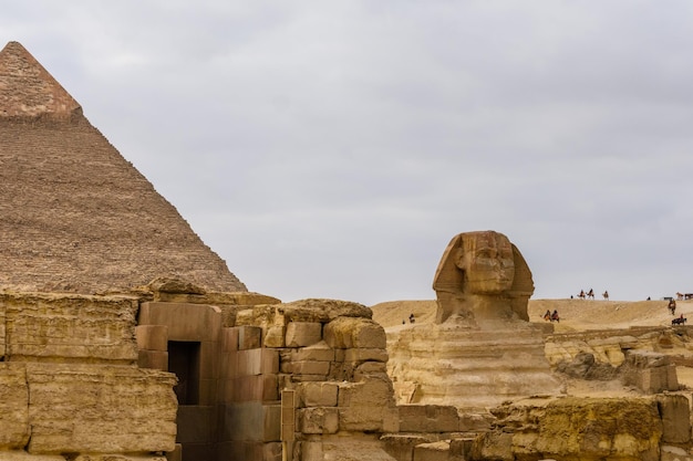 La grande piramide di Chefren e Sfinge nell'altopiano di Giza Il Cairo in Egitto