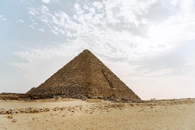 La grande piramide di Mikerina al Cairo Egitto Piramidi di Menkaura contro il cielo nuvoloso blu