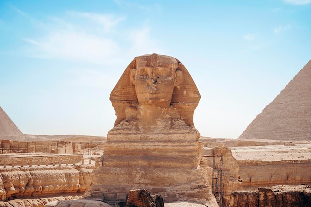 La grande Sfinge antica su sfondo blu Scultura iconica della Sfinge adiacente alle Grandi Piramidi di Giza in Egitto