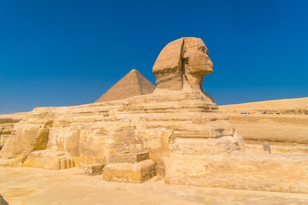 la grande sfinge di giza e sullo sfondo le piramidi di giza