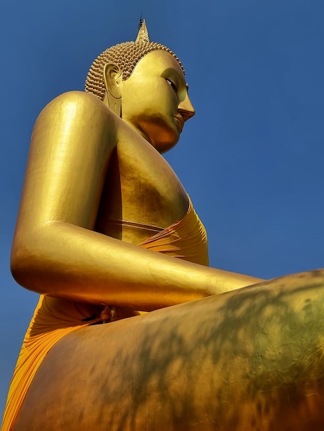 La grande statua del Buddha sullo sfondo del cielo blu al tempio di Wat Kao Plong Chai Nat Thailand