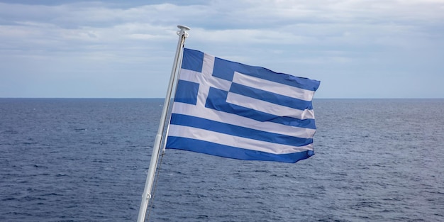 La Grecia firma il simbolo della principale potenza marittima nel mondo Il greco sventola bandiera sul pennone sul mare