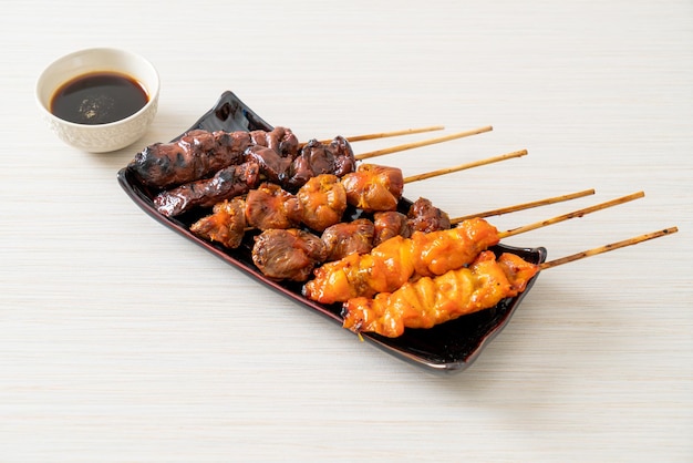 La grigliata di pollo giapponese o lo yakitori servono in stile izakaya