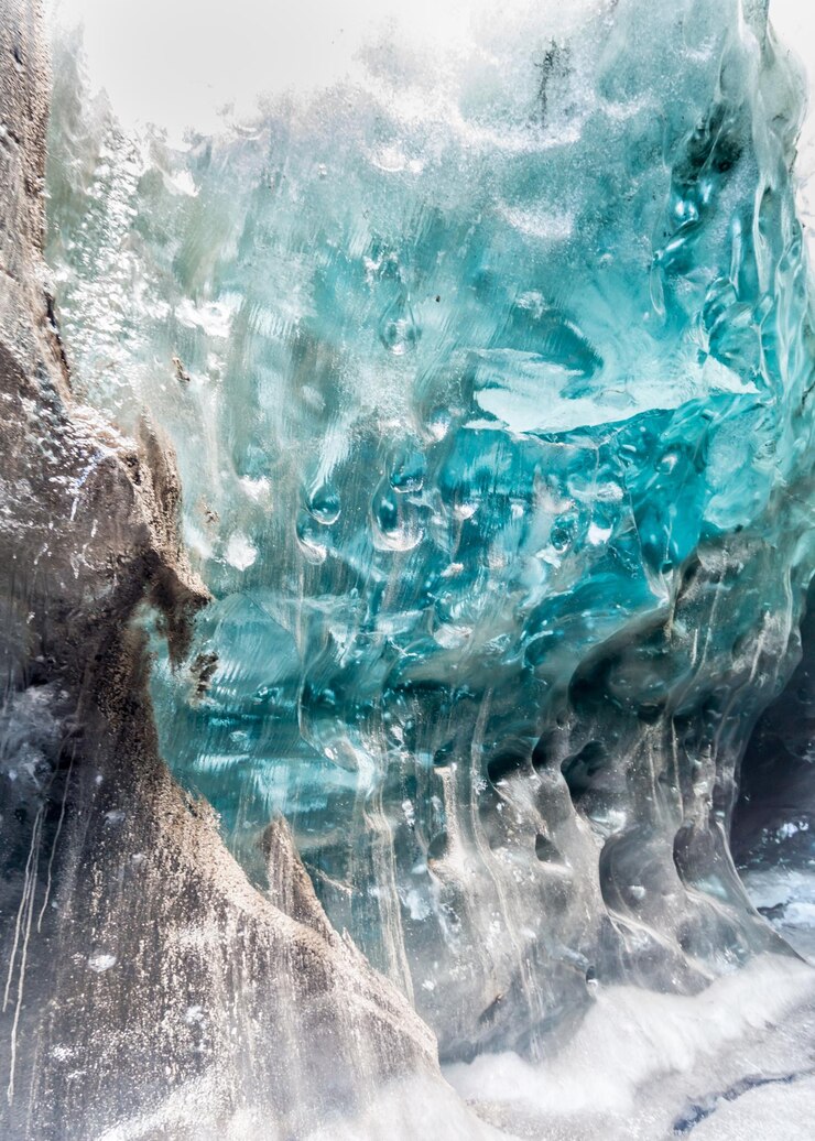 La grotta di ghiaccio situata sotto il ghiacciaio tra le montagne di ghiaccio in Islanda è un punto di riferimento affascinante