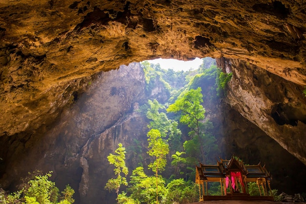 La grotta di Phraya Nakhon è l'attrazione più popolare è un padiglione a quattro spioventi costruito durante il r