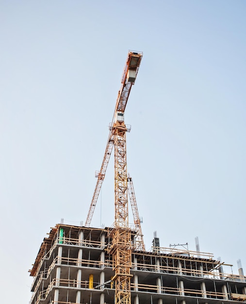 La gru da cantiere e l'edificio