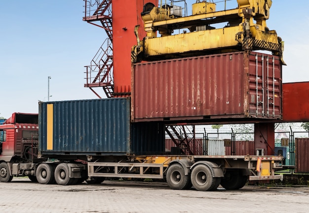 La gru sta sollevando container al molo