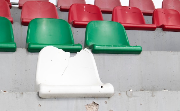 La guerra in ucraina ha rotto le panchine di plastica per i fan sul podio in uno stadio di calcio distrutto in un ch