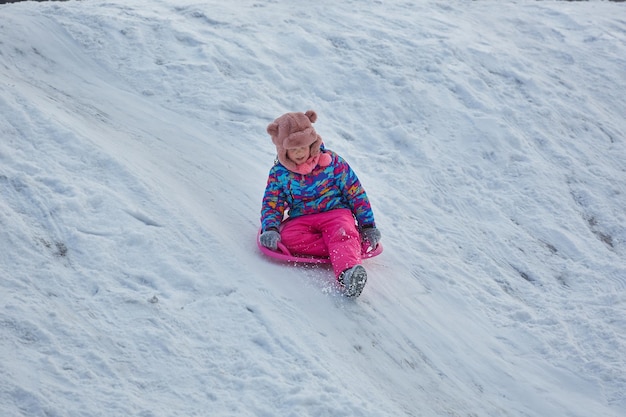 La guida della bambina sulla neve fa scorrere nell&#39;orario invernale