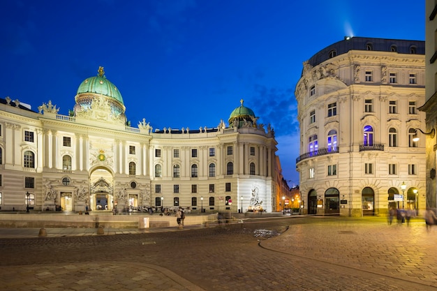 La Hofburg a Michaelerplatz Vienna Austria di notte