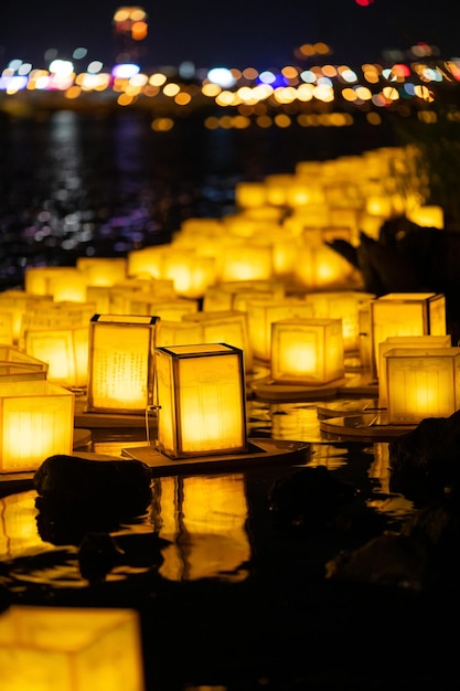 La lampada galleggiante è un tipo di lampada che galleggia sulla superficie della lampada del fiume d'acqua o della lampada del lago o della lanterna galleggiante