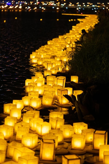 La lampada galleggiante è un tipo di lampada che galleggia sulla superficie della lampada del fiume d'acqua o della lampada del lago o della lanterna galleggiante