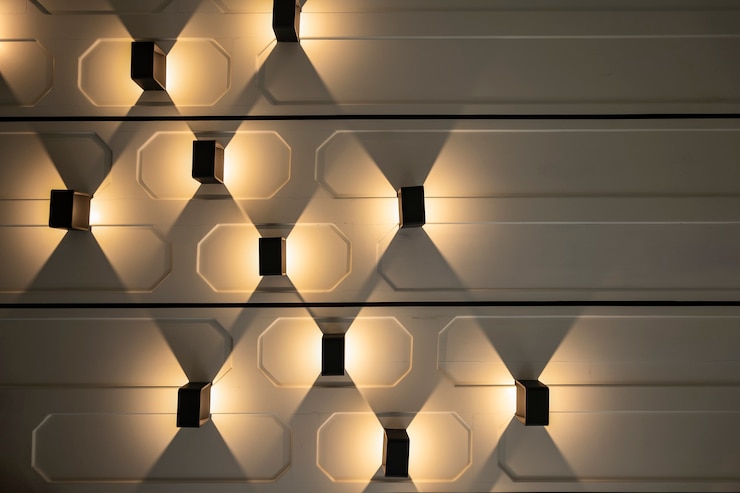 La lampada verticale si deposita sulla parete orizzontale con luce al tungsteno accanto.