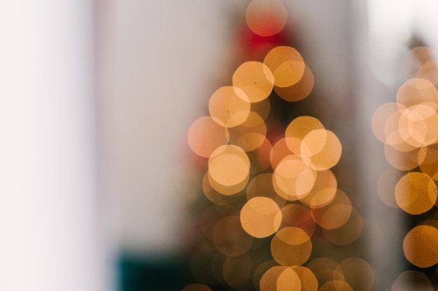 La lampadina sull'albero di Natale con un bellissimo sfondo bokeh