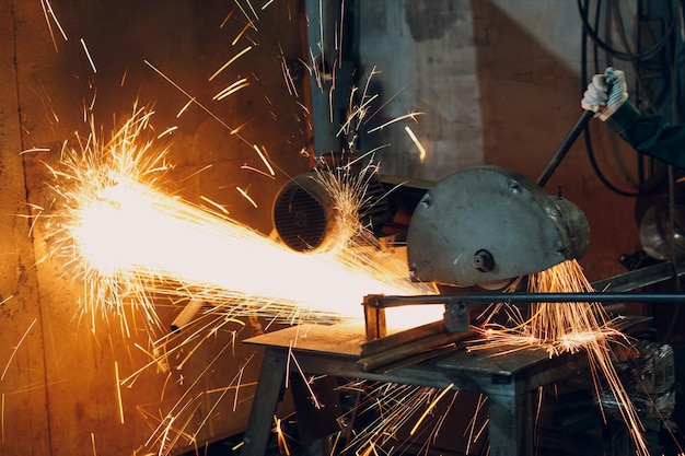 La lavorazione dei metalli con la grande smerigliatrice angolare ha visto Sparks nella lavorazione dei metalli in fabbrica