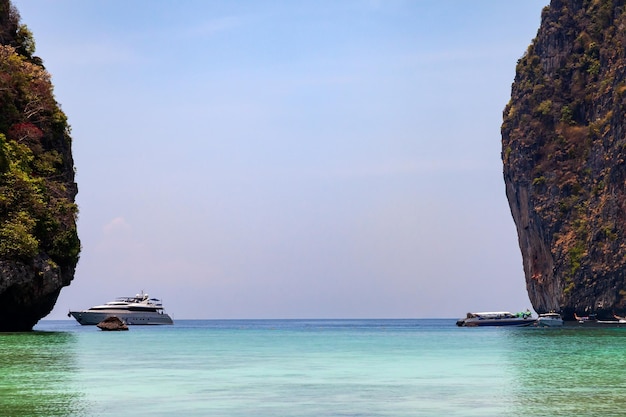 La leggendaria spiaggia di Maya Bay senza persone dove la spiaggia del film con Leonardo DiCaprio è stata girata con una bellissima baia di sabbia e acque turchese chiare Patrimonio dell'Unesco