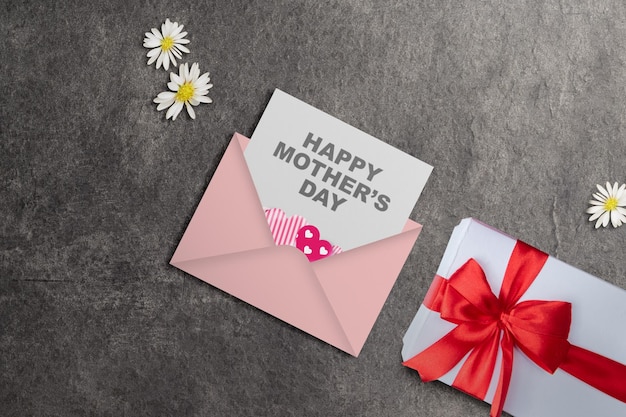 La lettera con il testo di Happy Mothers Day e una scatola regalo