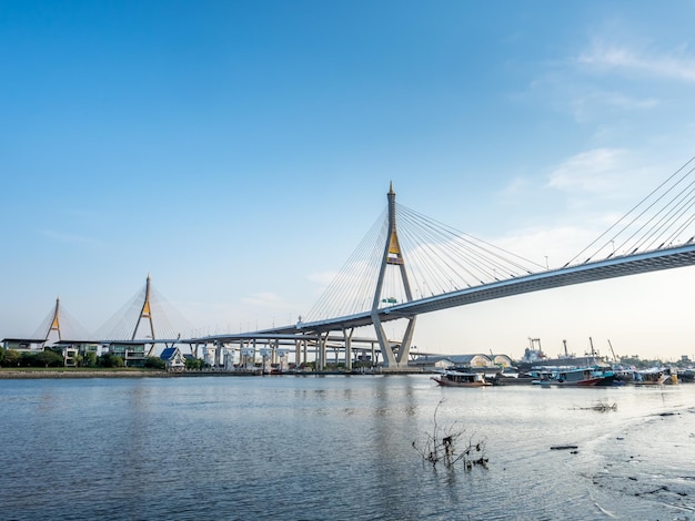 La lettera tailandese del ponte enorme significa il nome 'Bhumihol' attraversa il fiume Chaophraya nel cielo al crepuscolo serale di Bangkok