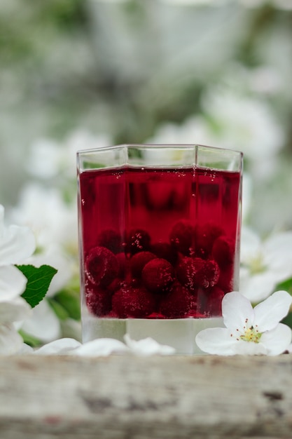 La limonata ciliegia in vetro trasparente