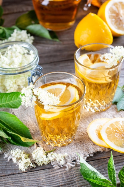 La limonata di fiori di sambuco fatta in casa sul tavolo prepara tu stesso lo sciroppo di fiori di sambuco