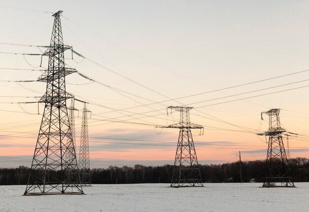 La linea di apparecchiature ad alta tensione nella stagione invernale. Foto scattata al tramonto